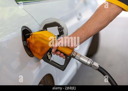 Mano umana che riempie il serbatoio di carburante di automobile. Pompa di carburante in Turchia Foto Stock