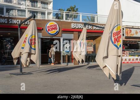 Playa de Palma, Spagna; aprile 23 2022: Vista generale della facciata della multinazionale fast food, Burguer King, situato nella località turistica o Foto Stock