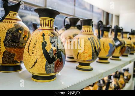 Kalambaka, Grecia - 10 giugno 2018: Uno sguardo agli oggetti esposti di un negozio locale nella città di Kalambaka in Grecia. Foto Stock