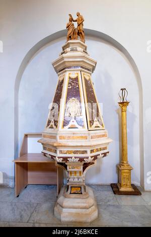 Cattedrale di Santa Maria Assunta a Ostuni. Provincia di Brindisi, Puglia (Puglia) Italia. Il fonte battesimale ottogonale, intarsiato con marmo policromo. Foto Stock