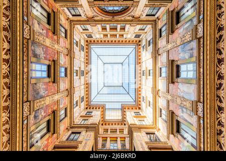 Le splendide facciate liberty di Palazzo Sciarra, un palazzo nobile vicino alla Fontana di Trevi, nel cuore storico della Città Eterna Foto Stock