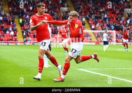 Oakwell, Barnsley, Inghilterra - 30th Aprile 2022 Aiden Marsh (37) di Barnsley bacia il distintivo dopo aver segnato il suo primo goal per Barnsley per renderlo 1 - 0 durante il gioco Barnsley contro Preston N.E., Sky Bet EFL Championship 2021/22, a Oakwell, Barnsley, Inghilterra - 30th Aprile 2022 credito: Arthur Haigh/WhiteRosePhotos/Alamy Live News Foto Stock