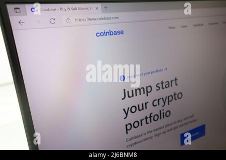 KONSKIE, POLONIA - 27 aprile 2022: www.coinbase.com Sito web di scambio criptovaluta Coinbase visualizzato su computer portatile Foto Stock