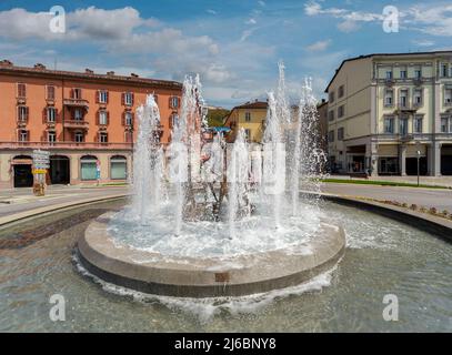 Mondovi, Piemonte, Italia - 29 aprile 2022: La Fontana dei bambini (detta anche "la gioia di essere a Mondovi") in piazza Ellero Foto Stock