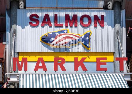 Il mercato del salmone che costruiscono il marchio segno che vende il salmone selvaggio catturato locale in Ketchikan Alaska Foto Stock