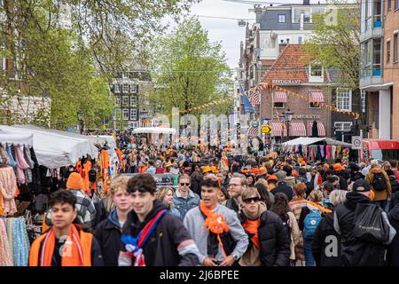 27 aprile 2022, Amsterdam, Paesi Bassi: Folle di persone viste per le strade di Amsterdam durante la celebrazione del Re. Il King's Day, noto come Koningsdag, è una festa piena di arancione per il compleanno del re, una festa nazionale piena di eventi in tutto il paese. Migliaia di turisti e di festeggiatori locali hanno visitato Amsterdam per festeggiare i canali indossando abiti arancioni e le barche che fanno una parata nei canali d'acqua. (Credit Image: © Nik Oiko/SOPA Images via ZUMA Press Wire) Foto Stock