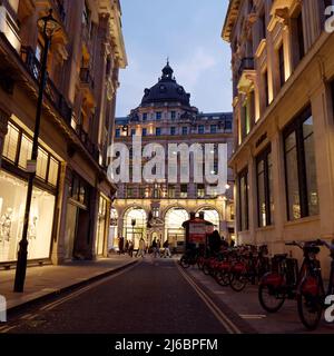 Londra, Greater London, Inghilterra, Aprile 23 2022: Guardando da Little Argyll Street verso Regent Street di notte con Santander Noleggio biciclette alias Borris Foto Stock