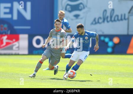 Germania. 30th Apr 2022. 30 aprile 2022, Meclemburgo-Pomerania occidentale, Rostock: Calcio: 2. Bundesliga, Hansa Rostock - SC Paderborn 07, Matchday 32, Ostseestadion. Calogero Rizzuto di Hansa Rostock (a destra) combatte per la palla con Florent Muslija di SC Paderborn (a sinistra). Foto: Danny Gohlke/dpa Credit: dpa Picture Alliance/Alamy Live News Foto Stock