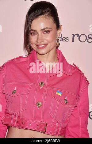 LOS ANGELES, CA - APRILE 29: Yara partecipa a Cote des Roses rivela la nuova campagna fotografata da David Lachapelle e con Taylor Hill al Milk Studios Los Angeles il 29 aprile 2022 a Los Angeles, California. Foto Stock