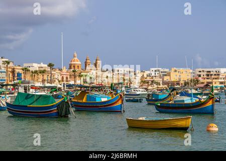 Barche nel porto di Marsaxlokk Foto Stock