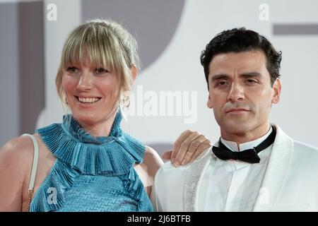 Lido di Venezia, 2 settembre 2021 - Oscar Isaac con la moglie Elvira Lind è presente al tappeto rosso al 78° Festival del Cinema di Venezia. Credits: Luigi de Pompeis/Alamy Live News Foto Stock