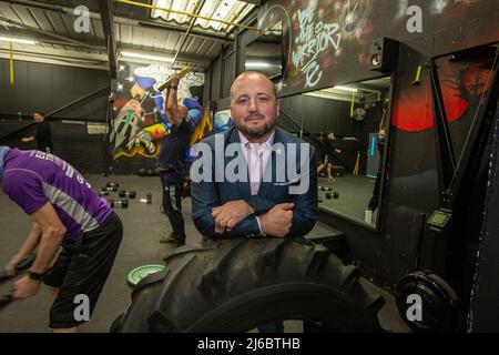L'uomo d'affari Chris Walsh Reform UK candidato e proprietario locale della palestra con costumerrs al Trident Fitness, Morley, West Yorkshire, Inghilterra. Foto Stock