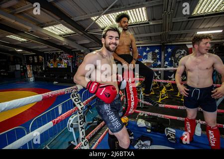 Un gruppo di giovani studenti maschi di boxe thailandesi che si posano al banco di boxe presso la palestra locale nel West Yorkshire, Inghilterra. Foto Stock