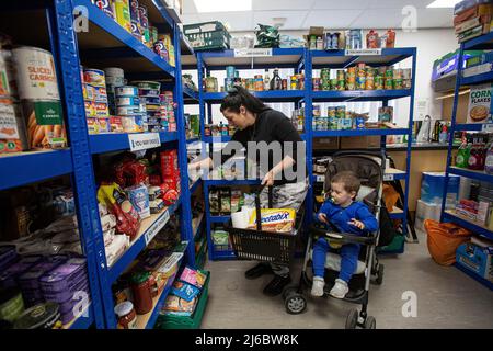 Caroline e suo figlio Joshua all'Eastmoor Community Project presso il St. Switun's Community Center una dispensa comunitaria o una banca alimentare a Wakefield , Inghilterra . Foto Stock