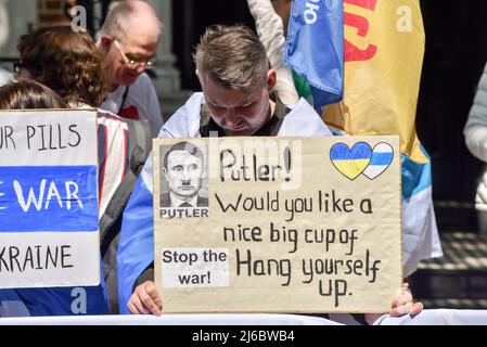 Notting Hill Gate, Londra, Regno Unito. 30th aprile 2022. Solidarietà con il movimento anti-guerra russo, protesta contro l'ambasciata russa a Londra. Credit: Matthew Chattle/Alamy Live News Foto Stock