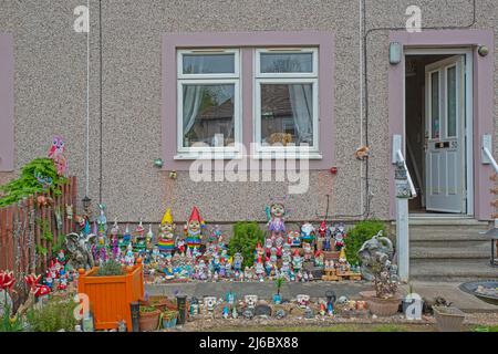 Una collezione di gnomi da giardino all'esterno di una casa a schiera, a Lupset, Wakefield, West Yorkshire, Inghilterra. Foto Stock