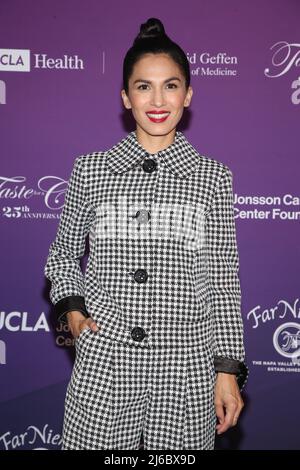 CENTURY CITY, CA - 29 APRILE: Elodie Yung, al Taste for a Cure 25th Anniversary Event presso il Fairmont Century Plaza Hotel di Century City, California, il 29 aprile 2022. Credito: Faye Sadou/MediaPunch Foto Stock