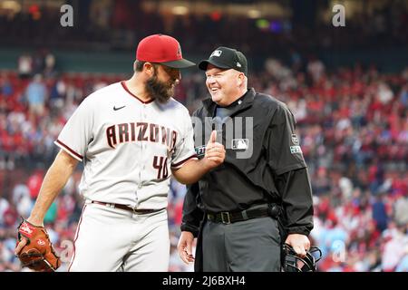 St Louis, Stati Uniti. 30th aprile 2022. Home Plate umpire Ron Kulpa ha una risata con Arizona Diamondbacks di partenza lanciatore Madison Bumgarner nel primo inning contro i St. Louis Cardinals al Busch Stadium di St. Louis Venerdì, 29 aprile 2022. Foto di Bill Greenblatt/UPI Credit: UPI/Alamy Live News Foto Stock