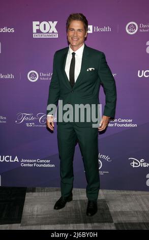 CENTURY CITY, CA - 29 APRILE: Rob Lowe, al Taste for a Cure 25th Anniversary Event presso il Fairmont Century Plaza Hotel di Century City, California, il 29 aprile 2022. Credito: Faye Sadou/MediaPunch Foto Stock