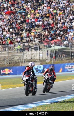 Circuito de Jerez, Jerez de la Frontera, Spagna il 30 aprile 2022 #41 Aleix Espargaro, spagnolo: Aprilia Racing alla ricerca di un match dal compagno di squadra #12 Maverick Vinales, spagnolo: Aprilia Racing durante IL GRAN PREMIO RED BULL DE ESPANA, Graham Holt Foto Stock