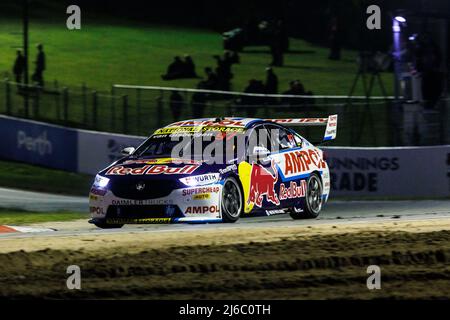 30th Aprile 2022: Wanneroo Raceway, Perth, Australia Occidentale; 2022 Bunnings Trade Perth Supecars Motor racing: Numero 97 Red Bull Ampol Racing auto guidata da Shane van Gisbergen durante la gara alle Supercars di Perth Foto Stock