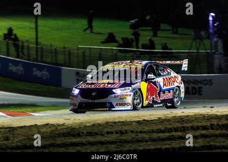 30th Aprile 2022: Wanneroo Raceway, Perth, Australia Occidentale; 2022 Bunnings Trade Perth Supecars Motor racing: Numero 97 Red Bull Ampol Racing auto guidata da Shane van Gisbergen durante la gara alle Supercars di Perth Foto Stock