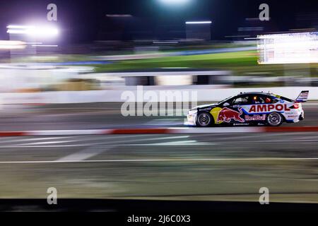 30th Aprile 2022: Wanneroo Raceway, Perth, Australia Occidentale; 2022 Bunnings Trade Perth Supecars Motor racing: Numero 97 Red Bull Ampol Racing auto guidata da Shane van Gisbergen durante la gara alle Supercars di Perth Foto Stock