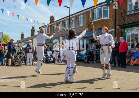 Downton, Salisbury, Wiltshire, Regno Unito, 30th aprile 2022. Downton Cuckoo Fair è tornato in un caldo sole primaverile glorioso dopo una pausa per la pandemia di Covid. L'evento popolare, con bancarelle di mercato e atti di strada, attrae una folla di migliaia di persone. I ballerini Sarum Morris intrattengono la folla. Credit: Paul Biggins/Alamy Live News Foto Stock