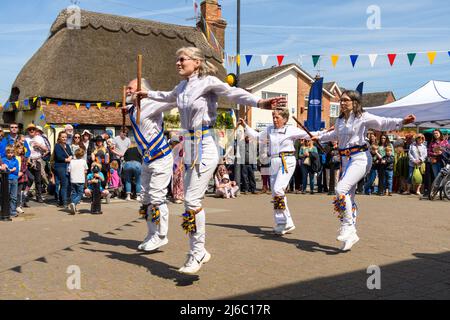 Downton, Salisbury, Wiltshire, Regno Unito, 30th aprile 2022. Downton Cuckoo Fair è tornato in un caldo sole primaverile glorioso dopo una pausa per la pandemia di Covid. L'evento popolare, con bancarelle di mercato e atti di strada, attrae una folla di migliaia di persone. I ballerini Sarum Morris intrattengono la folla. Credit: Paul Biggins/Alamy Live News Foto Stock