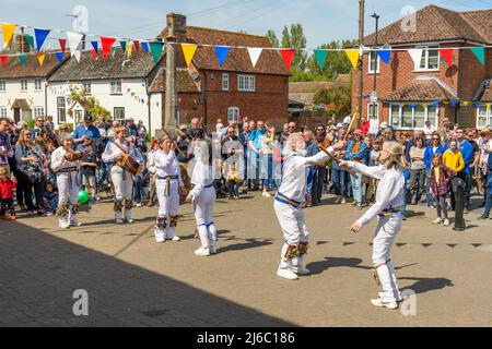 Downton, Salisbury, Wiltshire, Regno Unito, 30th aprile 2022. Downton Cuckoo Fair è tornato in un caldo sole primaverile glorioso dopo una pausa per la pandemia di Covid. L'evento popolare, con bancarelle di mercato e atti di strada, attrae una folla di migliaia di persone. I ballerini Sarum Morris intrattengono la folla. Credit: Paul Biggins/Alamy Live News Foto Stock