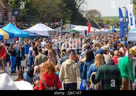 Downton, Salisbury, Wiltshire, Regno Unito, 30th aprile 2022. Downton Cuckoo Fair è tornato in un caldo sole primaverile glorioso dopo una pausa per la pandemia di Covid. L'evento popolare, con bancarelle di mercato e atti di strada, attrae una folla di migliaia di persone. Credit: Paul Biggins/Alamy Live News Foto Stock