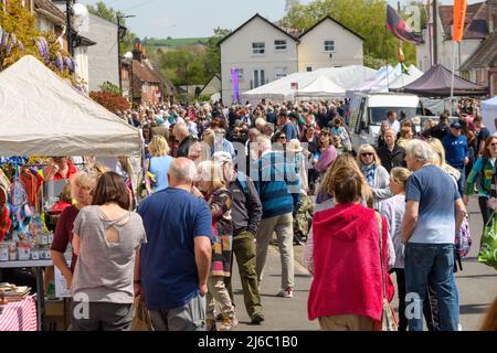 Downton, Salisbury, Wiltshire, Regno Unito, 30th aprile 2022. Downton Cuckoo Fair è tornato in un caldo sole primaverile glorioso dopo una pausa per la pandemia di Covid. L'evento popolare, con bancarelle di mercato e atti di strada, attrae una folla di migliaia di persone. Credit: Paul Biggins/Alamy Live News Foto Stock