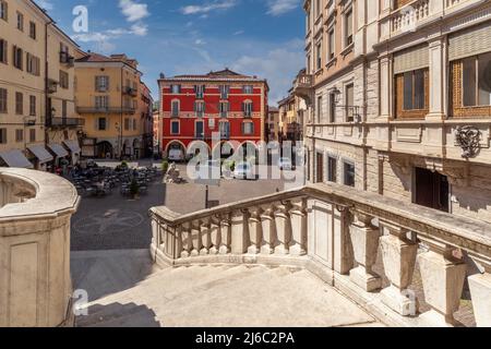 Mondovi, Piemonte, Italia - 29 aprile 2022: Piazza San Pietro chiamata 'Piazza del Moro' con gli edifici storici decorati Foto Stock