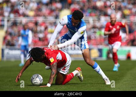 SWINDON, REGNO UNITO. APR 30th Akinwale Odimayo di Swindon Town e Remeao Hutton di Barrow AFC battaglia per il possesso durante la partita Sky Bet League 2 tra Swindon Town e Barrow al County Ground, Swindon Sabato 30th aprile 2022. (Credit: Kieran Riley | MI News) Credit: MI News & Sport /Alamy Live News Foto Stock