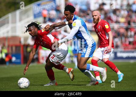 SWINDON, REGNO UNITO. APR 30th Akinwale Odimayo di Swindon Town e Remeao Hutton di Barrow AFC battaglia per il possesso durante la partita Sky Bet League 2 tra Swindon Town e Barrow al County Ground, Swindon Sabato 30th aprile 2022. (Credit: Kieran Riley | MI News) Credit: MI News & Sport /Alamy Live News Foto Stock