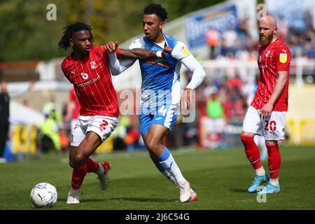 SWINDON, REGNO UNITO. APR 30th Akinwale Odimayo di Swindon Town e Remeao Hutton di Barrow AFC battaglia per il possesso durante la partita Sky Bet League 2 tra Swindon Town e Barrow al County Ground, Swindon Sabato 30th aprile 2022. (Credit: Kieran Riley | MI News) Credit: MI News & Sport /Alamy Live News Foto Stock