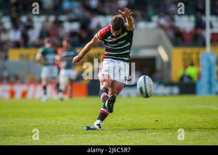 Leicester, Regno Unito. 30th Apr 2022. George Ford partecipa a una conversazione per Leicester Tigers durante la partita di rugby Gallagher Premiership tra Leicester Tigers e Bristol Rugby al Mattioli Woods Welford Road Stadium, Leicester, Regno Unito, il 30 aprile 2022. Foto di Simon Hall. Solo per uso editoriale, licenza richiesta per uso commerciale. Nessun utilizzo nelle scommesse, nei giochi o nelle pubblicazioni di un singolo club/campionato/giocatore. Credit: UK Sports Pics Ltd/Alamy Live News Foto Stock