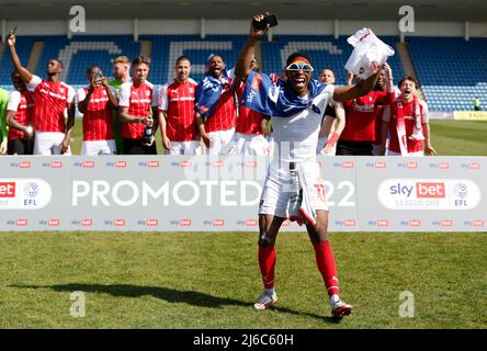 Rotherham United's Chiedozie Ogbene (centro) festeggia la promozione dopo il fischio finale della partita della Sky Bet League One al MEMS Priestfield Stadium di Gillingham. Data foto: Sabato 30 aprile 2022. Foto Stock