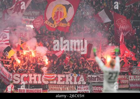 Germania. 30th Apr 2022. 30 Aprile 2022, Renania-Palatinato, Magonza: Calcio: Bundesliga, FSV Mainz 05 - Bayern Monaco, Matchday 32, Mewa Arena. Il blocco ventola di Monaco. Foto: Thomas Frey/dpa - NOTA IMPORTANTE: In conformità con i requisiti della DFL Deutsche Fußball Liga e della DFB Deutscher Fußball-Bund, è vietato utilizzare o utilizzare fotografie scattate nello stadio e/o della partita sotto forma di sequenze di immagini e/o serie di foto video-simili. Credit: dpa Picture Alliance/Alamy Live News Foto Stock