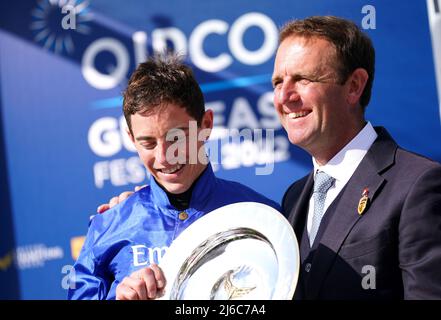 Il jockey James Doyle e l'allenatore Charlie Appleby festeggiano con il trofeo dopo che Coroebus vince il Qipco 2000 Guineas Stakes il secondo giorno del QIPCO Guineas Festival all'ippodromo di Newmarket, Newmarket. Data foto: Sabato 30 aprile 2022. Foto Stock