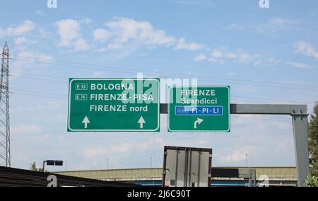 Raccordo autostradale con indicazioni per le città italiane Bologna Scandicci Pisa e la tangenziale Fi-PI-li che sono le iniziali di t Foto Stock