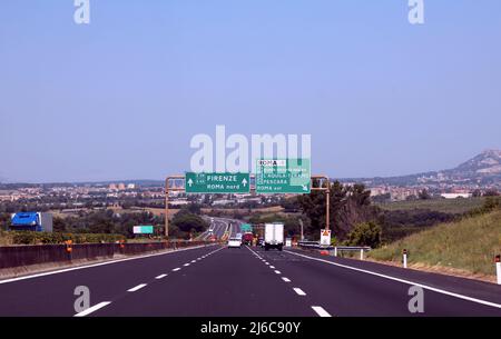 Incrocio con segnaletica autostradale con indicazioni per le città italiane Firenze Roma Teramo e altre località Foto Stock