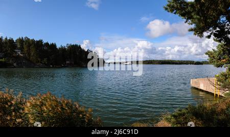 Piccolo traghetto che trasporta passeggeri e veicoli che si avvicinano al porto. Panorama paesaggio. Arcipelago di Turku, Finlandia. Foto Stock