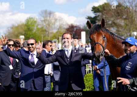 L'istruttore Charlie Appleby festeggia nel ring della sfilata con Coroebus dopo aver vinto il Qipco 2000 Guineas Stakes il secondo giorno del QIPCO Guineas Festival all'ippodromo di Newmarket, Newmarket. Data foto: Sabato 30 aprile 2022. Foto Stock