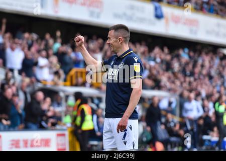 LONDRA, REGNO UNITO. APR 30th Jed Wallace di Millwall celebra il secondo gol della sua squadra durante la partita Sky Bet Championship tra Millwall e Peterborough al Den di Londra sabato 30th aprile 2022. (Credit: Ivan Yordanov | MI News) Credit: MI News & Sport /Alamy Live News Foto Stock