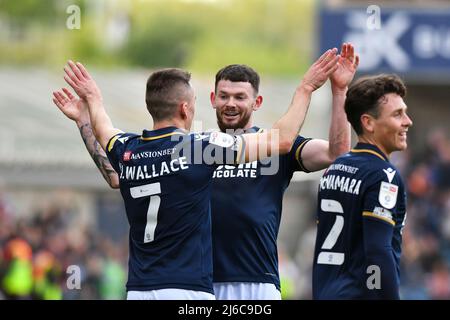 LONDRA, REGNO UNITO. APR 30th Jed Wallace di Millwall festeggia il secondo gol della squadra con Oliver Burke di Millwall durante la partita del Sky Bet Championship tra Millwall e Peterborough al Den di Londra sabato 30th aprile 2022. (Credit: Ivan Yordanov | MI News) Credit: MI News & Sport /Alamy Live News Foto Stock