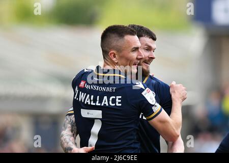 LONDRA, REGNO UNITO. APR 30th Jed Wallace di Millwall festeggia il secondo gol della squadra con Oliver Burke di Millwall durante la partita del Sky Bet Championship tra Millwall e Peterborough al Den di Londra sabato 30th aprile 2022. (Credit: Ivan Yordanov | MI News) Credit: MI News & Sport /Alamy Live News Foto Stock