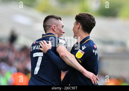 LONDRA, REGNO UNITO. APR 30th Jed Wallace di Millwall festeggia il secondo gol della squadra con Dan McNamara di Millwall durante la partita del Sky Bet Championship tra Millwall e Peterborough al Den di Londra sabato 30th aprile 2022. (Credit: Ivan Yordanov | MI News) Credit: MI News & Sport /Alamy Live News Foto Stock