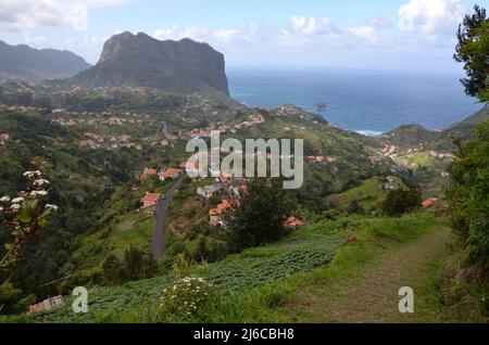 La collina di Penha de Aguia a Porto da Cruz sulla costa settentrionale dell'isola di Madeira, Portogallo. Vista da Cruz da Guarda. Foto Stock