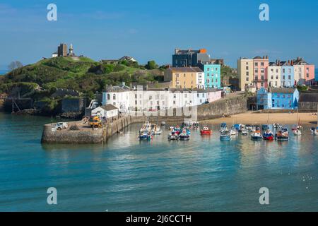 Porto di Tenby, vista in estate del porto colorato e spiaggia di banchina a Tenby, Pembrokeshire, Galles, Regno Unito Foto Stock